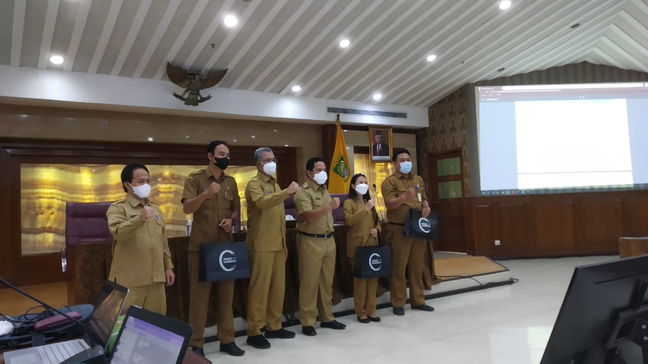 Penyerahan hadiah kepada OPD yang telah mengunggah konten terbanyak 